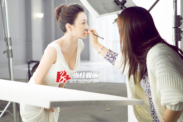 柳岩蓝白裙拍广告别样性感