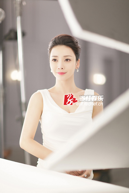 柳岩蓝白裙拍广告别样性感