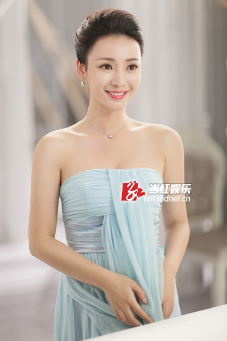 柳岩蓝白裙拍广告别样性感