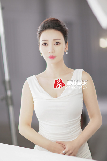 柳岩蓝白裙拍广告别样性感