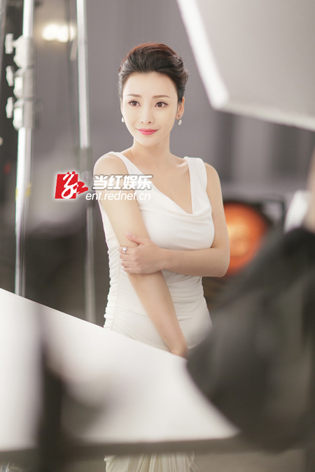 柳岩蓝白裙拍广告别样性感