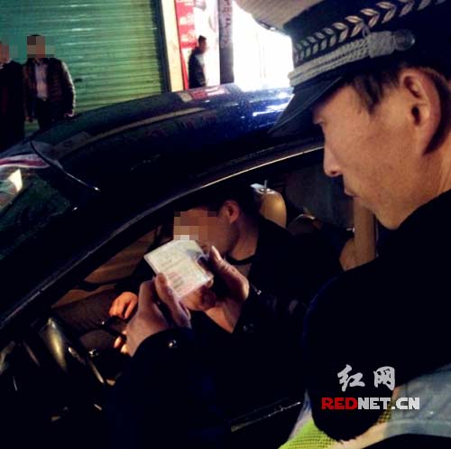 3月9日晚，嘉禾交警在珠泉路县国税局路段查看驾驶员驾驶证和行驶证。