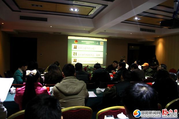 活动现场率先利用新媒体,将嘉宾的互动发言即时“上墙”。