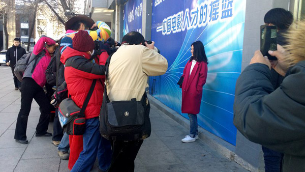 朱丽玲在北影被围拍