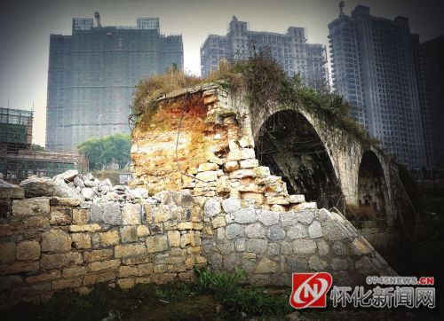 垮塌的桥墩、 裸露的土石， 四年来一切如故。