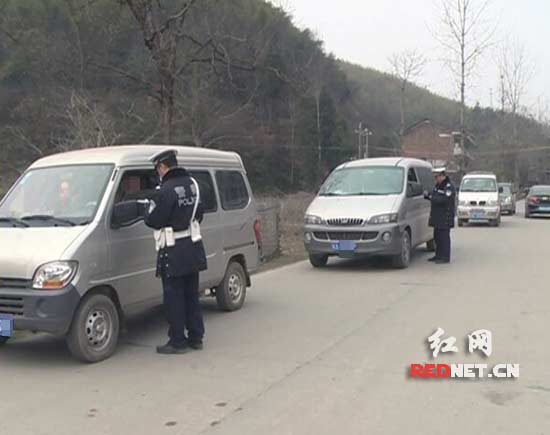 隆回交警逐一排查农村面包车