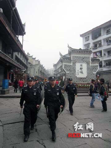 民警全副武装在凤凰古城巡逻