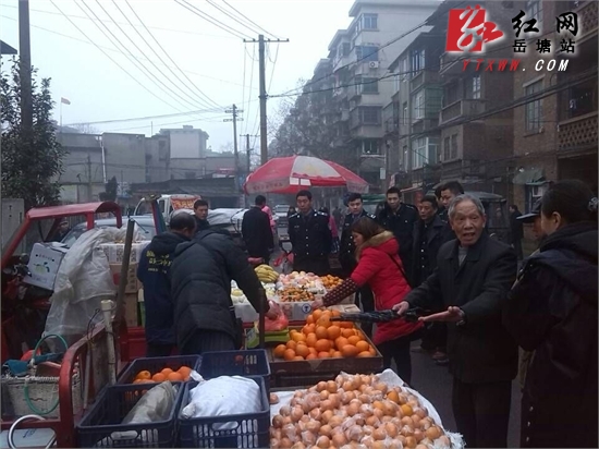 岳塘城管 整治马路市场
