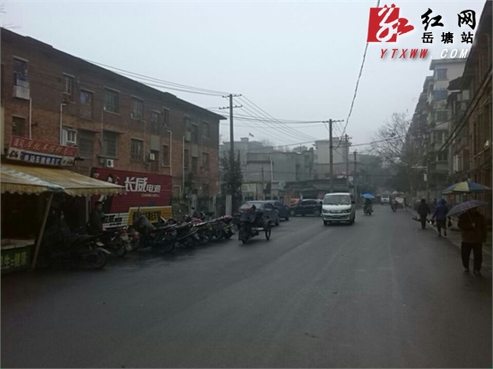 岳塘城管 整治马路市场