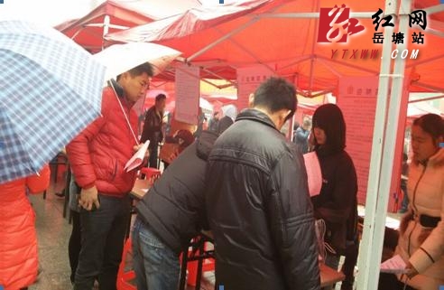 区就业服务局、五里堆街道联合举办“春风行动”专场招聘会