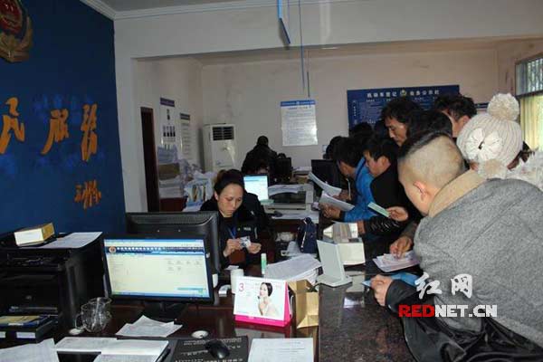 忙碌的办证大厅