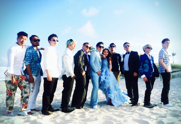 周杰伦澳洲婚礼与好友自拍 昆凌甜蜜依偎老公