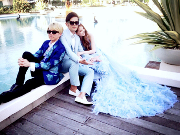 昆凌甜蜜依偎在周杰伦怀中