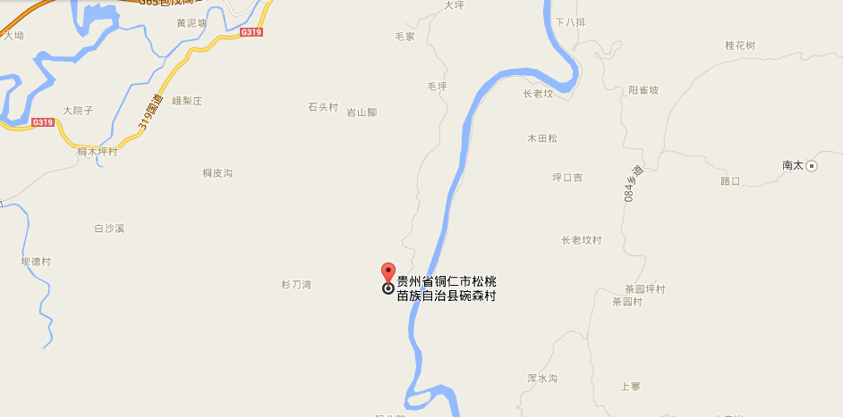 以松江河为界，河的这边，是贵州省松桃县迓驾镇碗森村，河的那边，是湖南省花垣县边城镇磨老村。（谷歌地图截图）