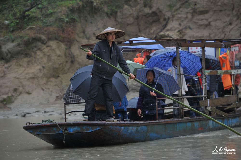 12月3日，任达兵撑船送孩子们渡河去上学。（人民网记者 郝迎灿摄）