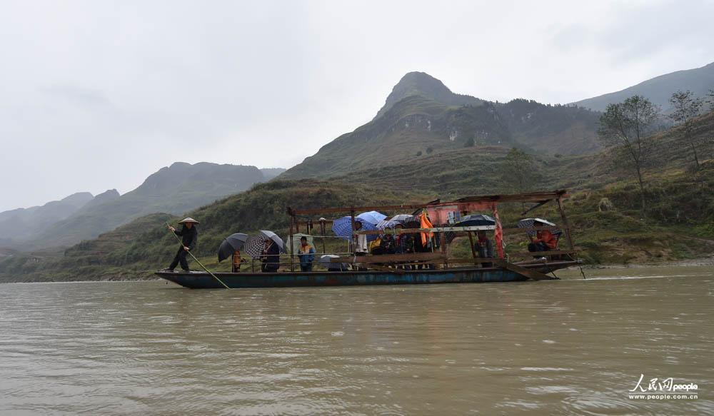 12月3日，任达兵撑船送孩子们渡河去上学。（人民网记者 郝迎灿摄）
