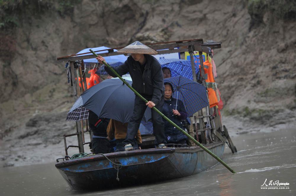 12月3日，任达兵撑船送孩子们渡河去上学。（人民网记者 郝迎灿摄）