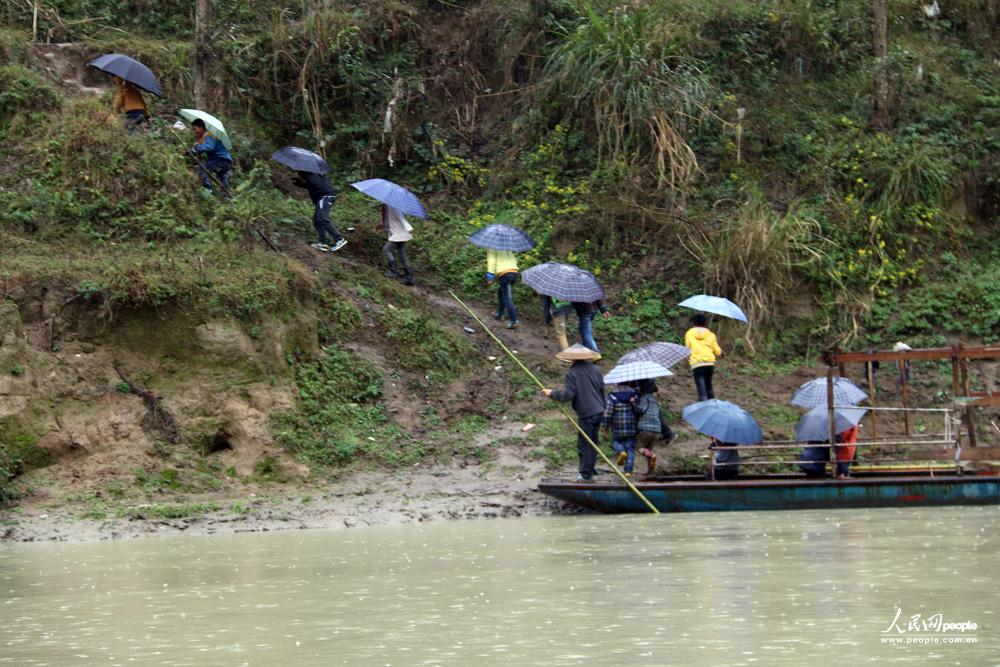 12月3日，任达兵撑船送孩子们渡河去上学。（人民网记者 郝迎灿摄）
