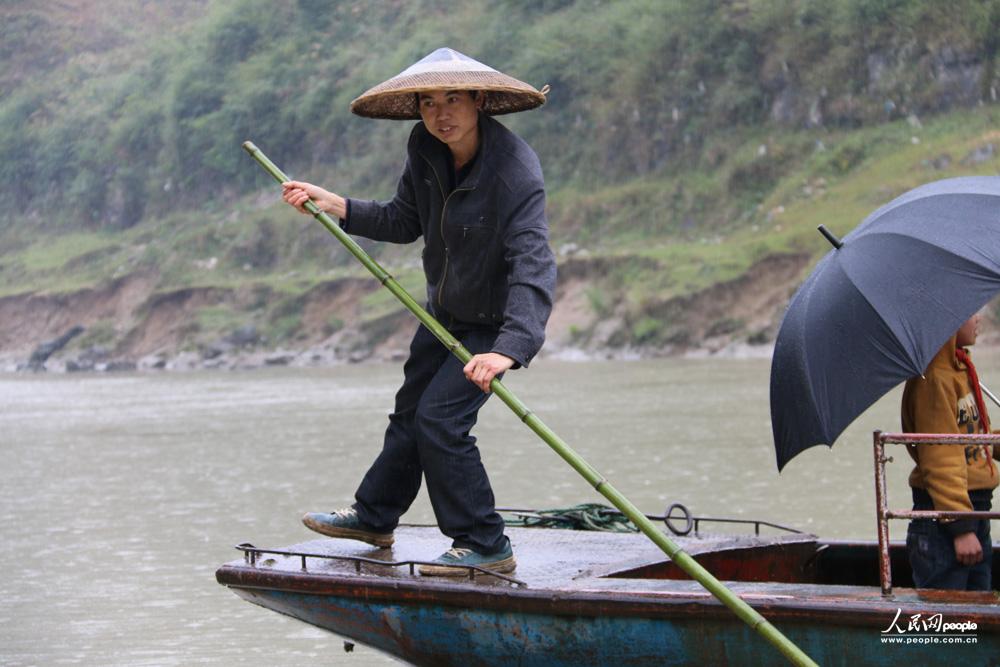 12月3日，任达兵撑船送孩子们渡河去上学。（人民网记者 郝迎灿摄）