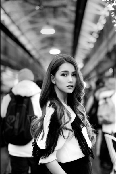 周杰伦妻子昆凌婚后首拍广告大片