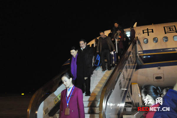 （在圆满完成全国政协十二届三次会议各项大会任务后，在湘全国政协委员乘飞机返回长沙。