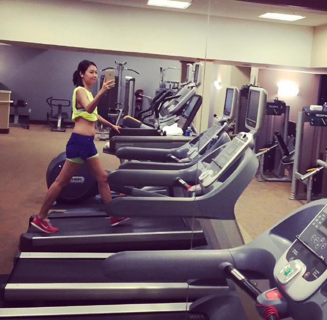 徐静蕾晒健身照做平板支撑露出修长双腿