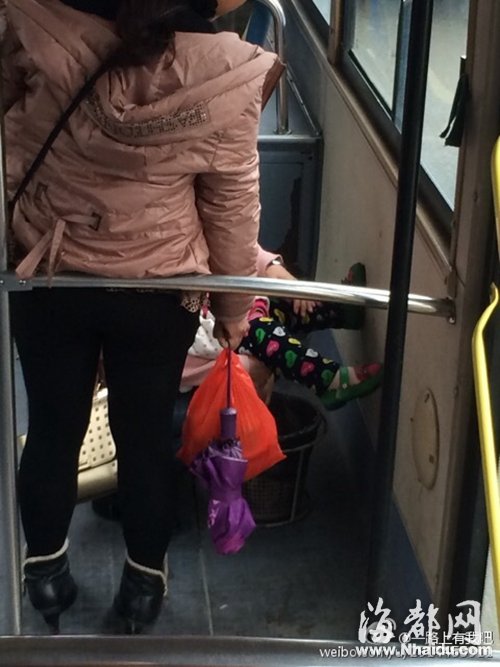 一位母亲用公交车上的垃圾桶为女儿把屎