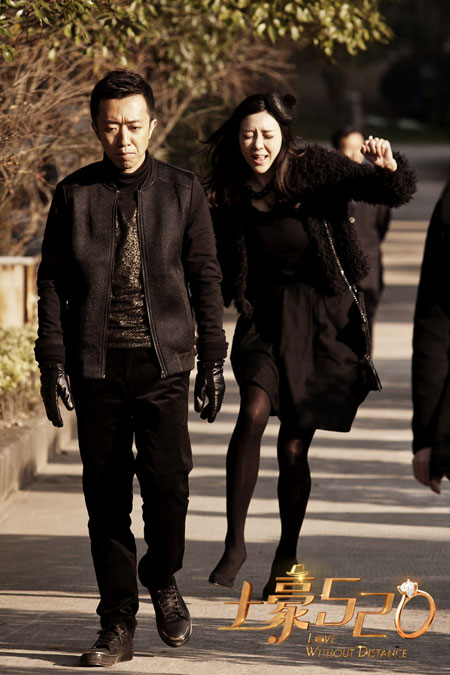 周韦彤追李菁险摔倒