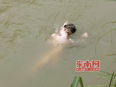 福建:河面漂浮"女尸" 警察打捞发现是充气娃娃(图)