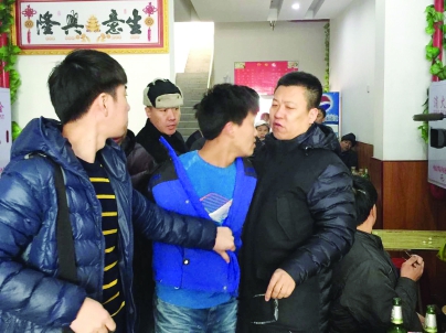 民警抓获吴某图片由警方提供。