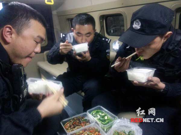 特警队员挤在警务车上用餐