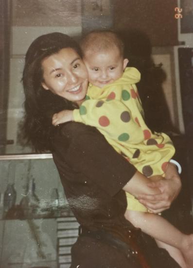 张曼玉23年前敦煌旧照曝光抱小孩显母爱(图)