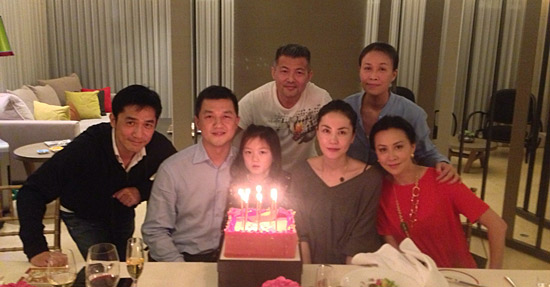 王菲独自接小女儿放学 李嫣长腿抢镜