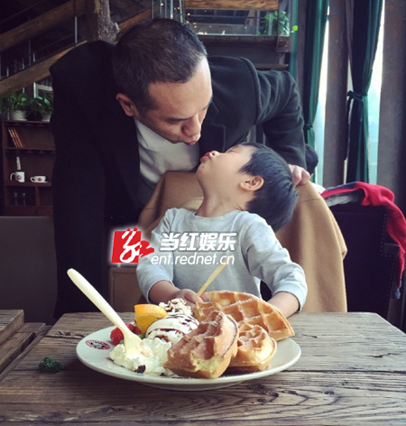 黄觉与儿子嘟嘴卖萌