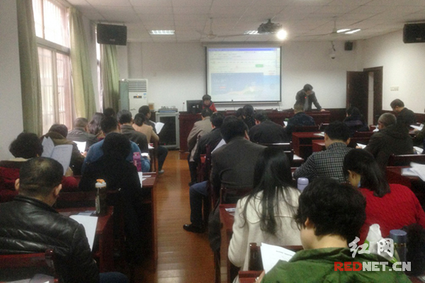 株洲市地税直属局、稽查局联合举办系列教育培训。