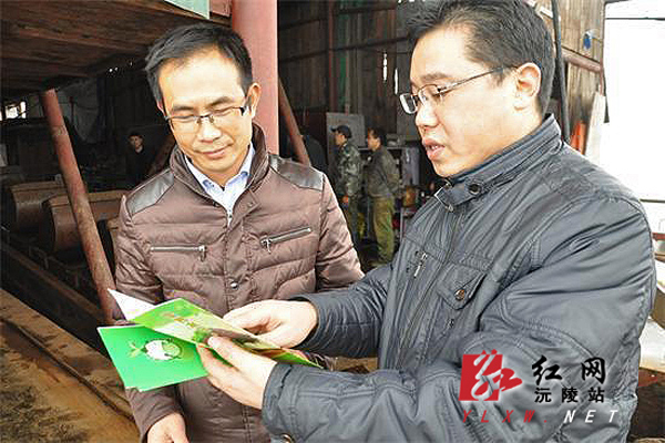 沅陵县水政执法人员对采砂船主宣讲《湖南省河道采砂管理试行办法》