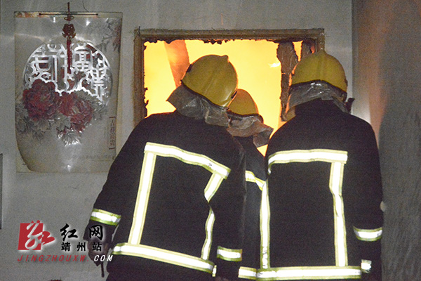 靖州县“3.16”火灾救灾现场  陈时贵 摄