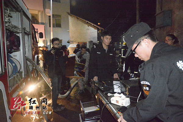 靖州县“3.16”火灾救灾现场抢救群众物资  陈时贵 摄