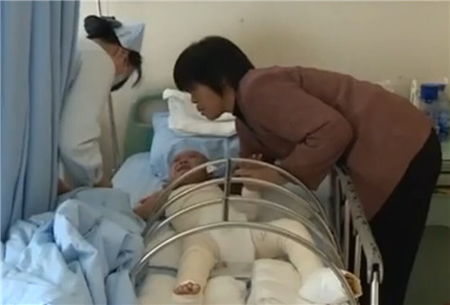 3岁的紫梦躺在病床上,大声嚎叫痛哭。(视频截图)