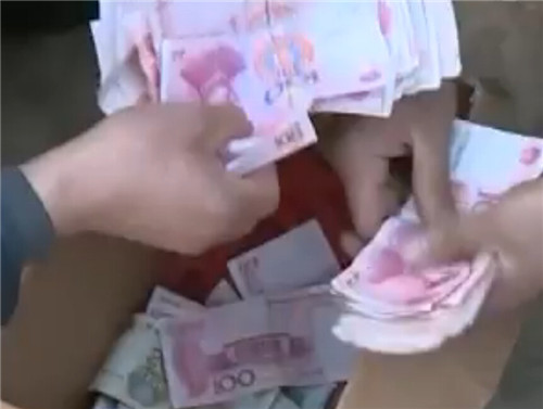 村里募捐了14000多元钱。(视频截图)