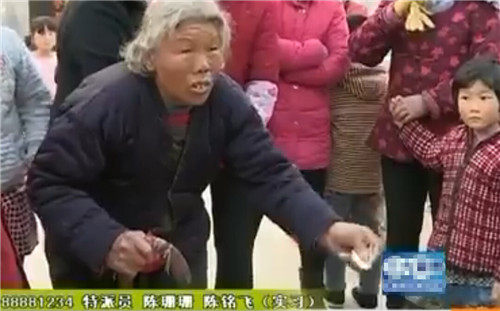 村里的人给紫梦捐款。(视频截图)