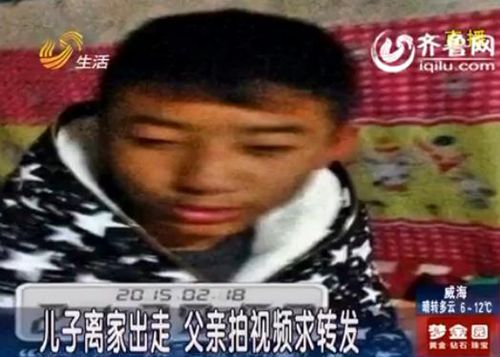 周晓凯离家出走时,穿的就是这件黑底白花的外套(视频截图)