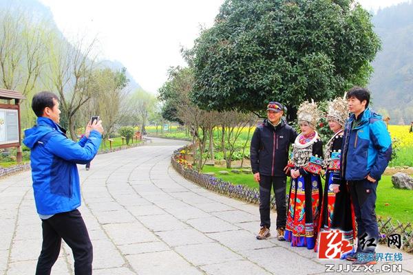 张家界黄龙洞景区“油菜妹妹”美若“天仙”