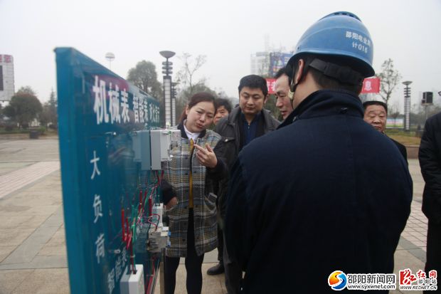 邵阳电业局工作人员正在给市民演示正确地安装流程。