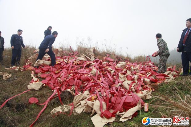 工商部门将其中的假冒伪劣烟花爆竹产品运送到茶沅头乡一处偏僻山坡进行燃放销毁。