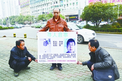 昨天上午，李垿的父亲站在华中大南二门门前寻找儿子。记者杨涛摄