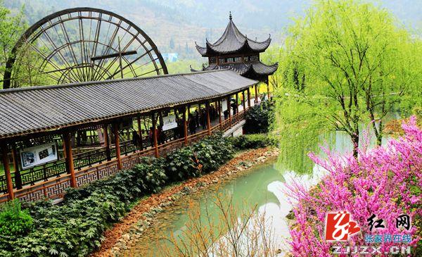 土家妹“点亮”张家界黄龙洞景区 成