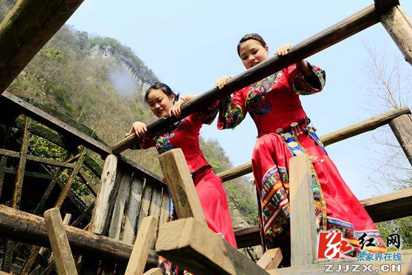 土家妹“点亮”张家界黄龙洞景区 成