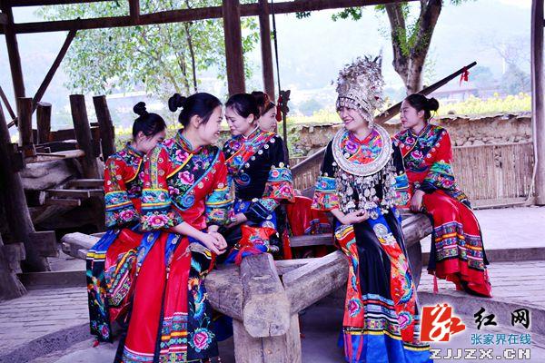土家妹“点亮”张家界黄龙洞景区 成