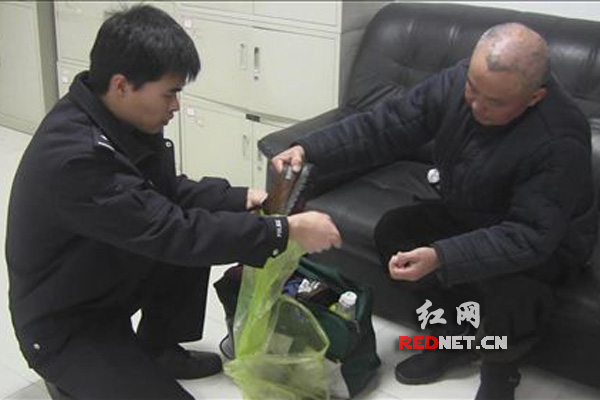民警将张嗲嗲带回队部,帮他找了干鞋子袜子换上.